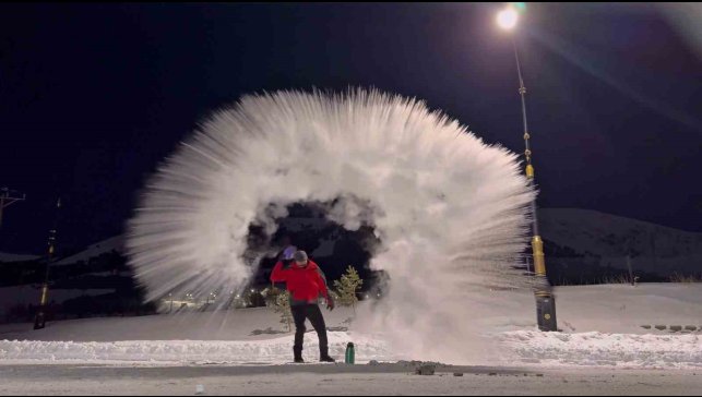 Erzurum'da kaynar su havada dondu