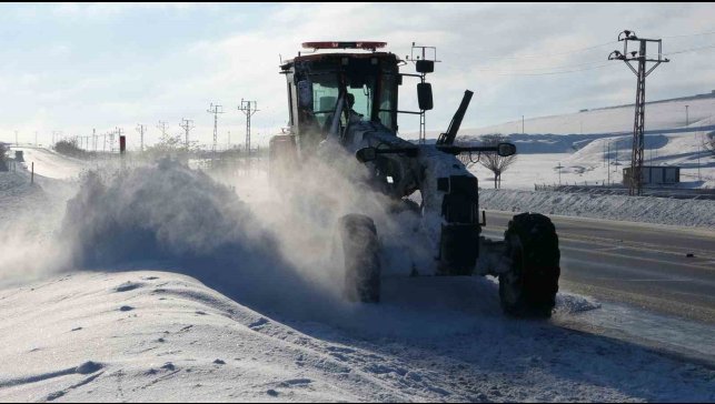 Van'da kardan dolayı kapanan 625 yoldan 408'i açıldı