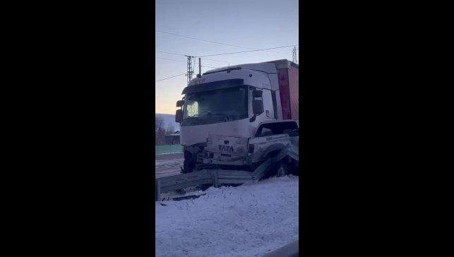 Erzurum'da yollardaki buzlanma trafik kazalarına neden oldu