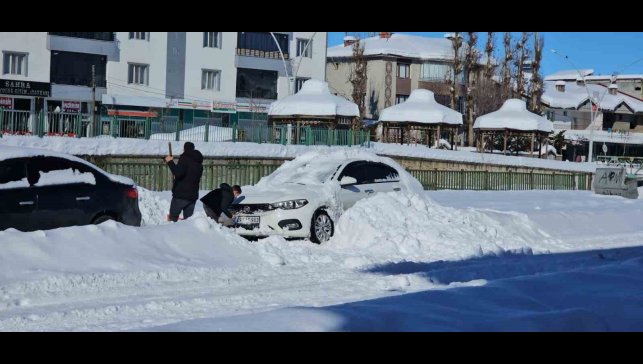 Hasköy'de araçlar kar altında kayboldu