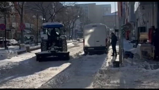 Karsta esnaf karla mücadeleye satış yaptığı traktörlerle destek verdi
