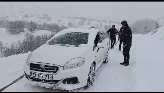 Malatya'da karlı yolda kalan araç ve hasta vatandaşlara büyükşehir ekipleri yetişti