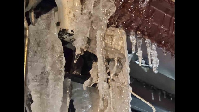 Elazığ'da metrelerce buz sarkıtı oluştu