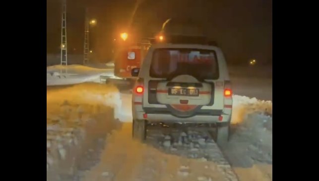 Erciş'te kapanan yollarda hastalara Snowtrack ile ulaşıldı
