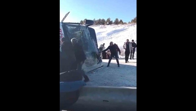 Ardahan'dan gelen yolcu otobüsü Susuz'da devrildi: 17 yaralı