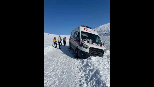 Elazığ'da hasta çocuk greyderle ambulansa ulaştırıldı