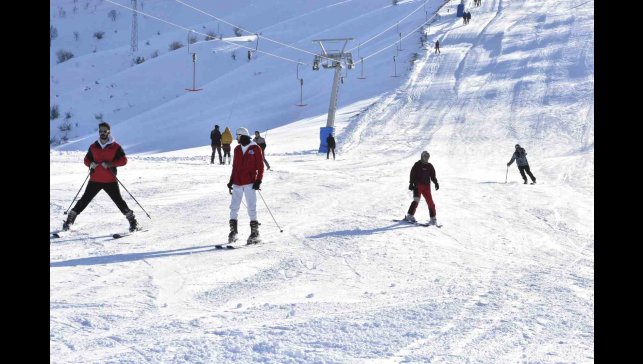 Kar yağışı sonrası Bitlis'te kayak tesislerinde yoğunluk