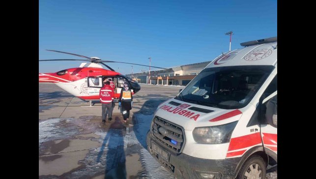 Şemdinli'de sıcak su yanığı olan bebek helikopter ambulansla Van'a sevk edildi
