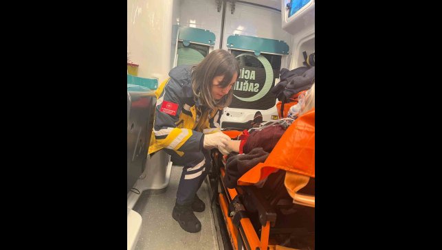 Karla kaplı yollarda zamana karşı yarış kameraya yansıdı