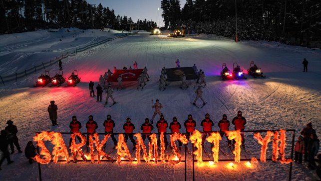 Sarıkamış şehitleri anısına JAK timleri ve komandolar meşaleli kayak gösterisi yaptı