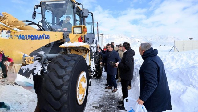 Bitlis Valisi Karakaya, karla mücadele çalışmalarını yerinde inceledi