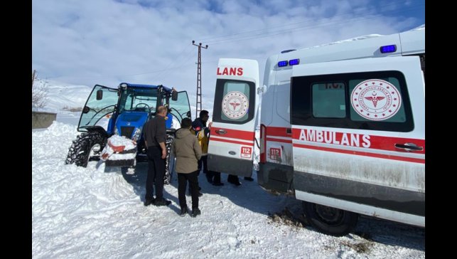 Yüksekova'da film sahnelerini aratmayan görüntüler: Hastayı kurtarmak için traktörle seferber oldular