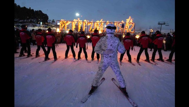 Sarıkamış şehitleri anısına meşaleli kayak gösterisi