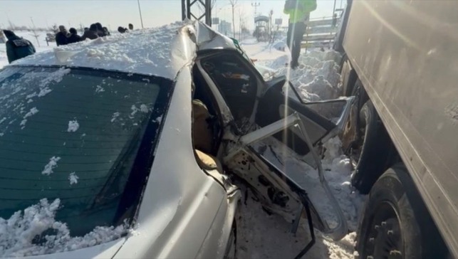 Ağrı'da tırla çarpışan otomobildeki biri ağır 3 kişi yaralandı