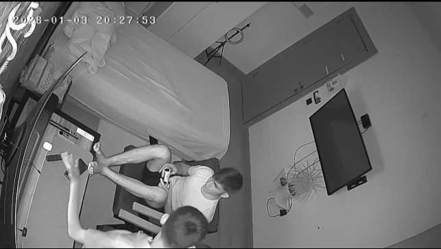 Elazığ'da deprem anı kamerada: Biri panik yaptı, diğeri oyuna devam etti