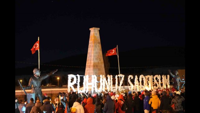 Meşalelerle şehitler için geceyi aydınlattılar