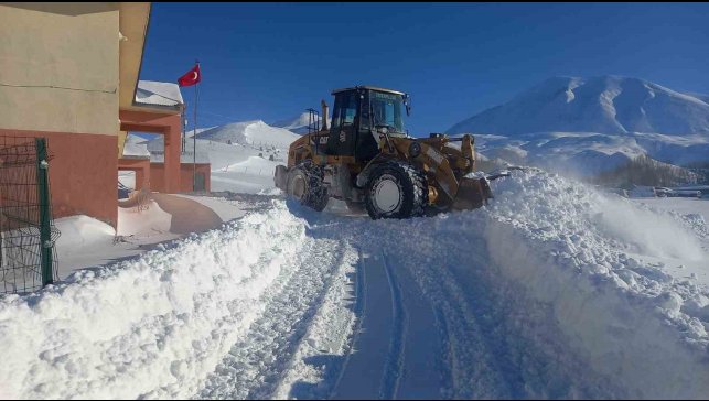 Eleşkirt'te çığ engeli kaldırıldı, 55 köy yolu ulaşıma açıldı