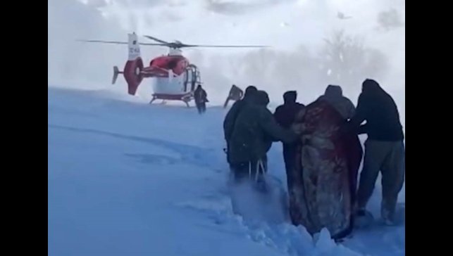 Şemdinli'de nefes kesen kurtarma: Kar esaretindeki hamile kadın için zamanla yarış