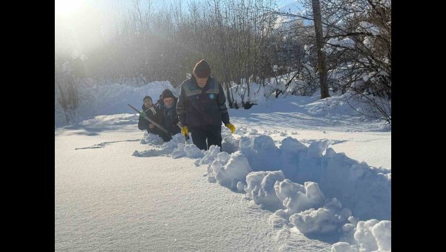 Hakkari su arıza ekibi 1,5 metre karı aşarak arızaya ulaştı