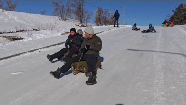 Aşkale'de dondurucu soğuklara rağmen hayat devam ediyor: Çocuklar -30'da kayarak eğlendi