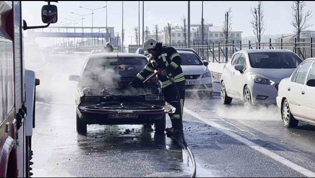 Seyir halindeki otomobil yandı