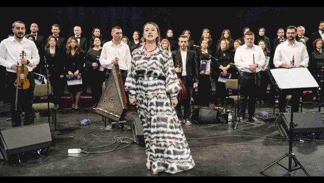 Erzurum'da renkler köprüsü: Baba ve kız aynı sahnede