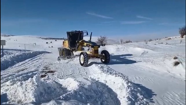 Elazığ'da kapalı köy yollarında çalışmalar sürüyor