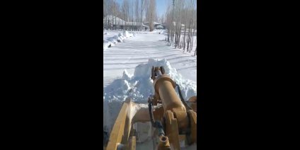 Köy yolları için zorlu mücadele: Kar kalınlığının 2 metreyi aştığı bölgede ekipler aralıksız mesai yapıyor