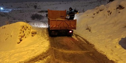 Malatya'da kar yağışı sonrası oluşan buzlanma için mücadele sürüyor