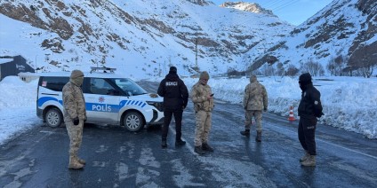 Van-Çatak kara yolu kontrollü olarak ulaşıma açıldı