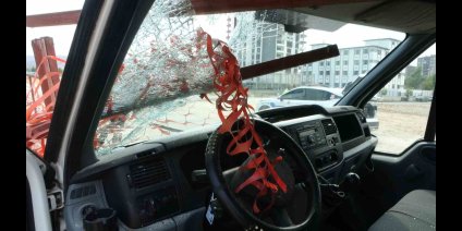 Kazada kafasına demir korkuluk saplanan sürücü kurtarılamadı