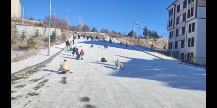 Erzincan'da dondurucu soğuğa rağmen çocukların kızak sevinci