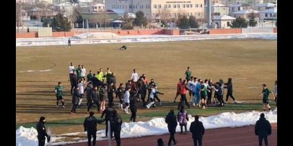 Maç sonu tekme ve yumruklar havada uçuştu