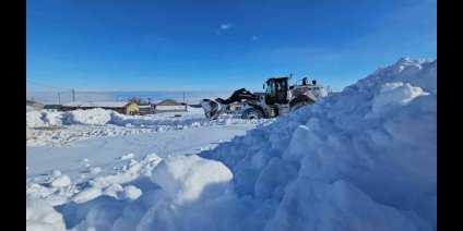 Süphan Dağı eteğindeki beldede zorlu kar mesaisi