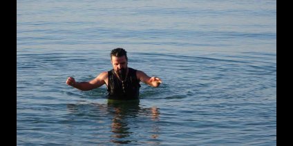 Dondurucu soğuğa meydan okudular: Van Gölü'nde eksi 9 derecede yüzme mesaisi