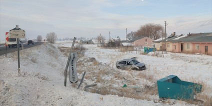 Erzurum'da şarampole devrilen otomobildeki 1 kişi öldü, 4 kişi yaralandı