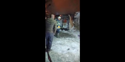 Kars'ta donmasın diye altında ateş yakılan araç alev topuna döndü