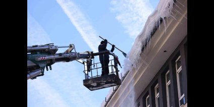 Bingöl'de buz sarkıtları itfaiye ekiplerince temizlendi