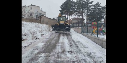 Battalgazi Belediyesi'nden okul bahçelerinde kar temizliği
