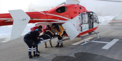 Bitlis'te yolu kapanan köydeki KOAH hastası ambulans helikopterle hastaneye ulaştırıldı