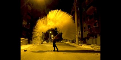 Erzincan'da soğuk havada havaya serpilen kaynar su yere düşmeden buz oldu