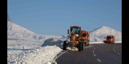 Van'da kar mesaisi: Yol kenarlarında biriken kar kütleleri temizleniyor