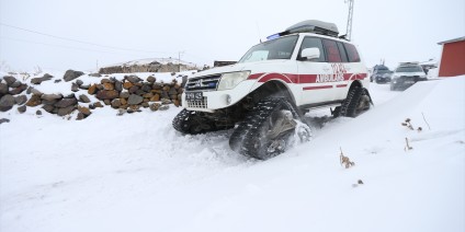 Kars'ta sağlık ekipleri karla kaplı dağları aşarak hastalara ulaşıyor