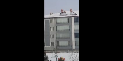 Çatıdaki karı temizlerken hayatını hiçe saydı