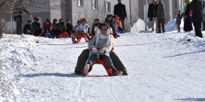 Vanlı çocuklar karı eğlenceye dönüştürdü: Yokuşlar kayak pistine döndü