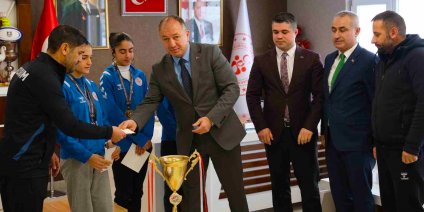 Erzurumlu kadın atletler Türkiye şampiyonu oldu: Kupayla ödüllendirildiler