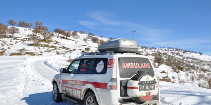 Bitlis'te yolu kapalı köyde rahatsızlanan kadın ekiplerce hastaneye ulaştırıldı