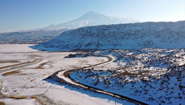 Ağrı Dağı’nda lav kayalıkları karla kaplandı: Ortaya kartpostallık manzara çıktı