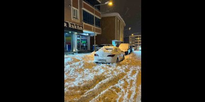 Çatıdan düşen kar kütlesi park halindeki otomobile zarar verdi