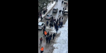 Çatıdan düşen kar kütlesi genç kızın hayatına mal oldu